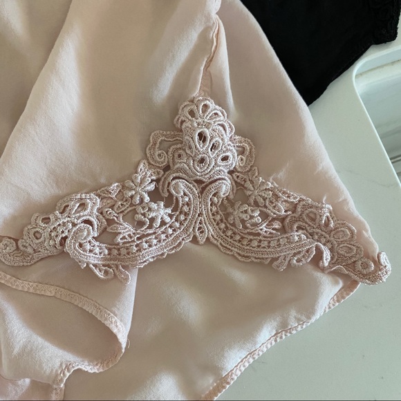 Aritzia Talula shorts with lace detail L - Picture 4 of 4